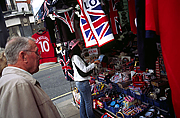 Stánek se suvenýry na Oxford Street