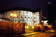 Shakesperovo divadlo Globe v noci