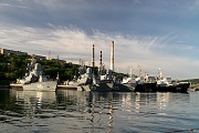 Raketové čluny, v pozadí elektrárna na mazut vozený přes Sibiř.