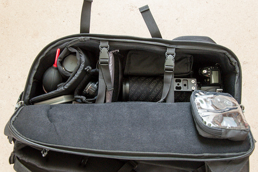 Vnitřní kapsa s menším vybavením - Nikon D90 s nasazeným Nikkorem 300/4, vedle je blesk SB-800 a v o
