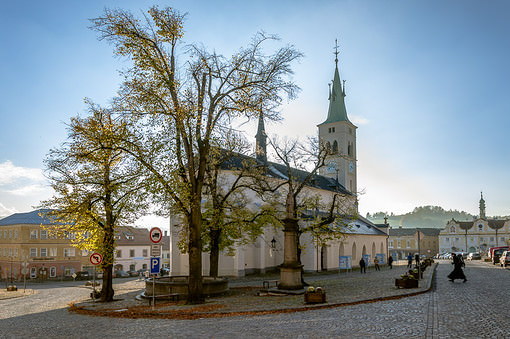 Modrá ve stínech byla odstraněna, aniž by to nějak výrazně poznamenalo nebe. po korekcí stínů