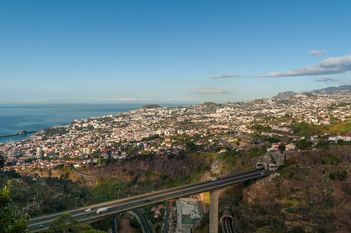 Prosvětlení stínů (Madeira, Portugalsko) Prosvětlení a barevná korekce