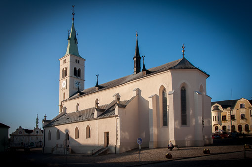 Ukázka obnovení jasů v režimu Highlight Priority – všimněte si světlé fasády domu u pravého okraje snímku Highlight Priority s obnovou jasů