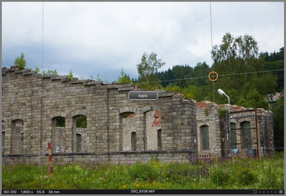 Interaktivní nástroj Keystone v režimu rovnání sbíhaní vodorovných i svislých linií využívá čtyři vodítka Interaktivní nástroj Keystone