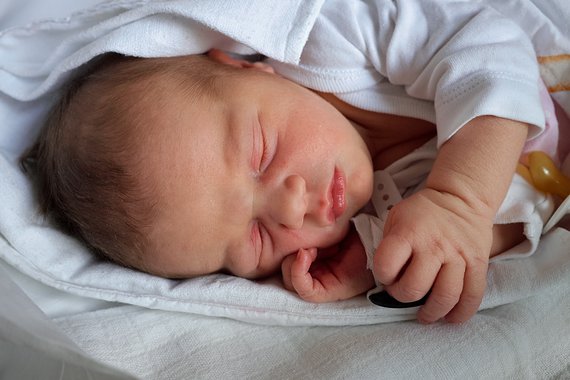V původní fotografii jsou vidět výrazně barevně odlišné části, zejména v oblasti očí před sjednocením pleťovky