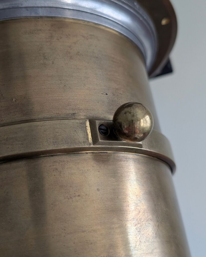 Detail charakteristické kuličky na ovládání clony