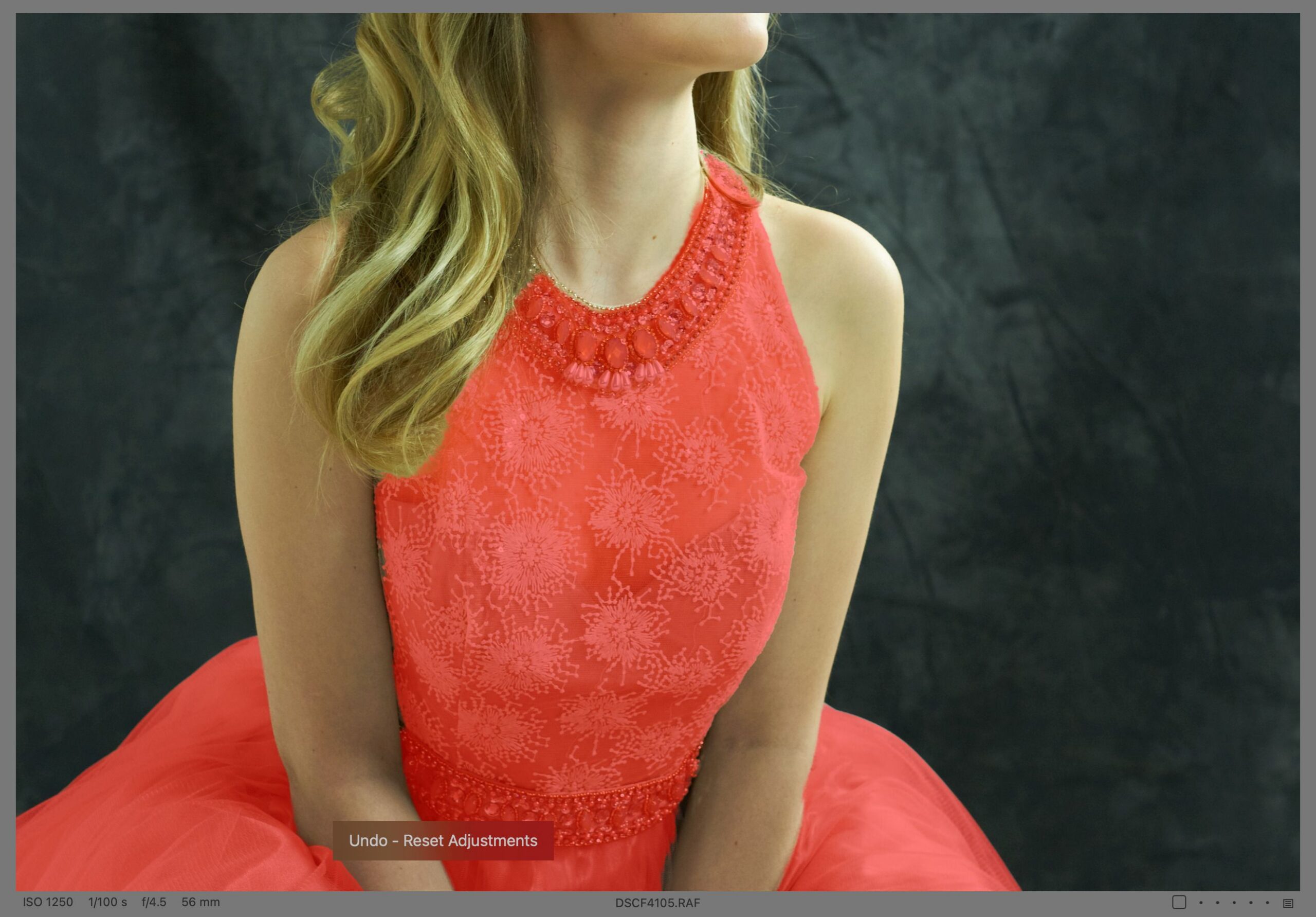 Ukázka výběru šatů na portrétní fotografii