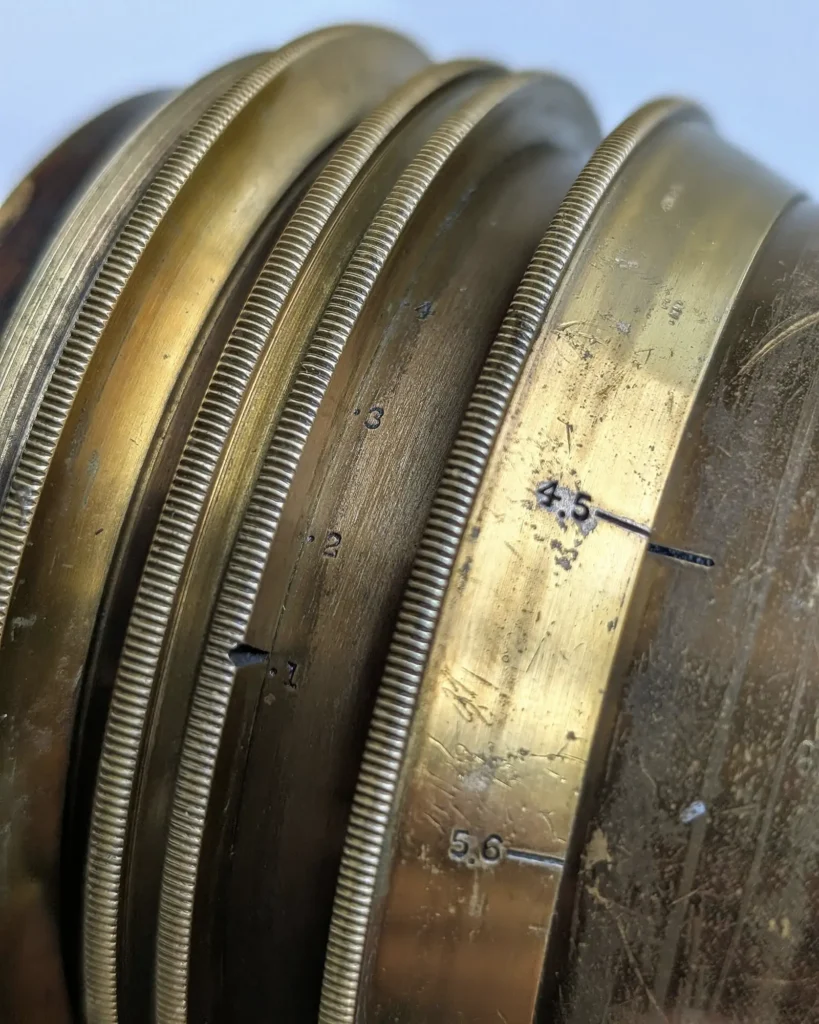 Detail clonové a SF stupnice