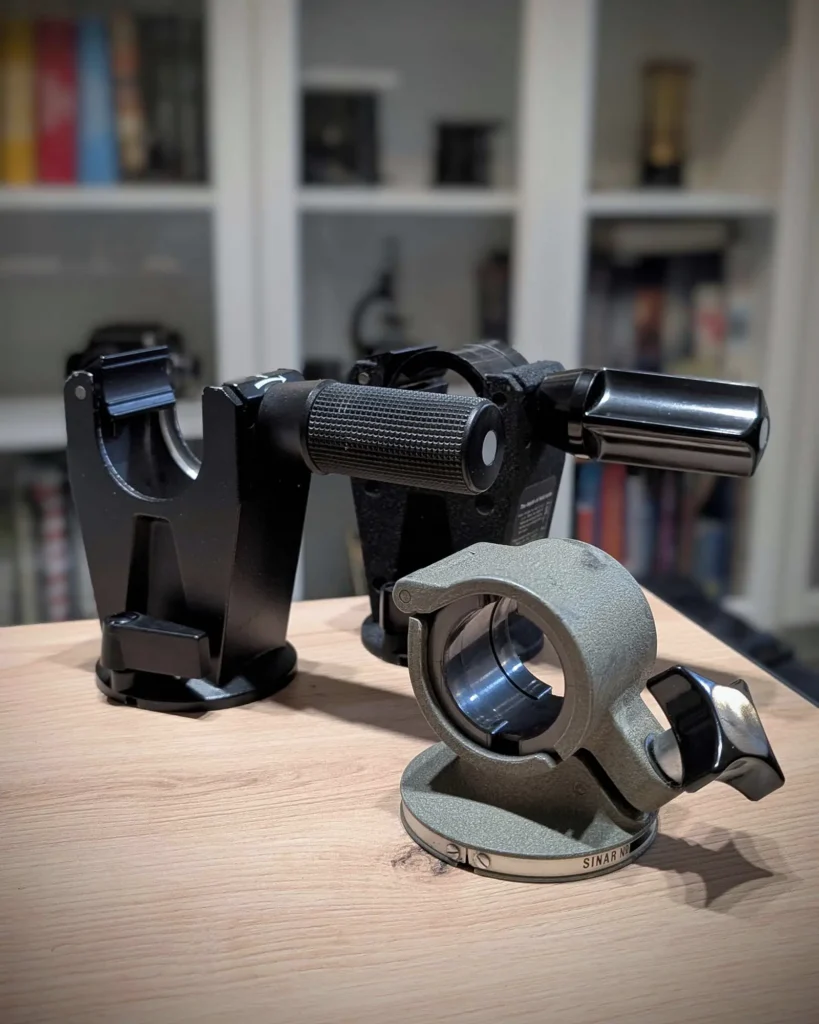 Srovnání držáků tyčí (rail clamp) - F2 vlevo, S vpravo a Norma v popředí