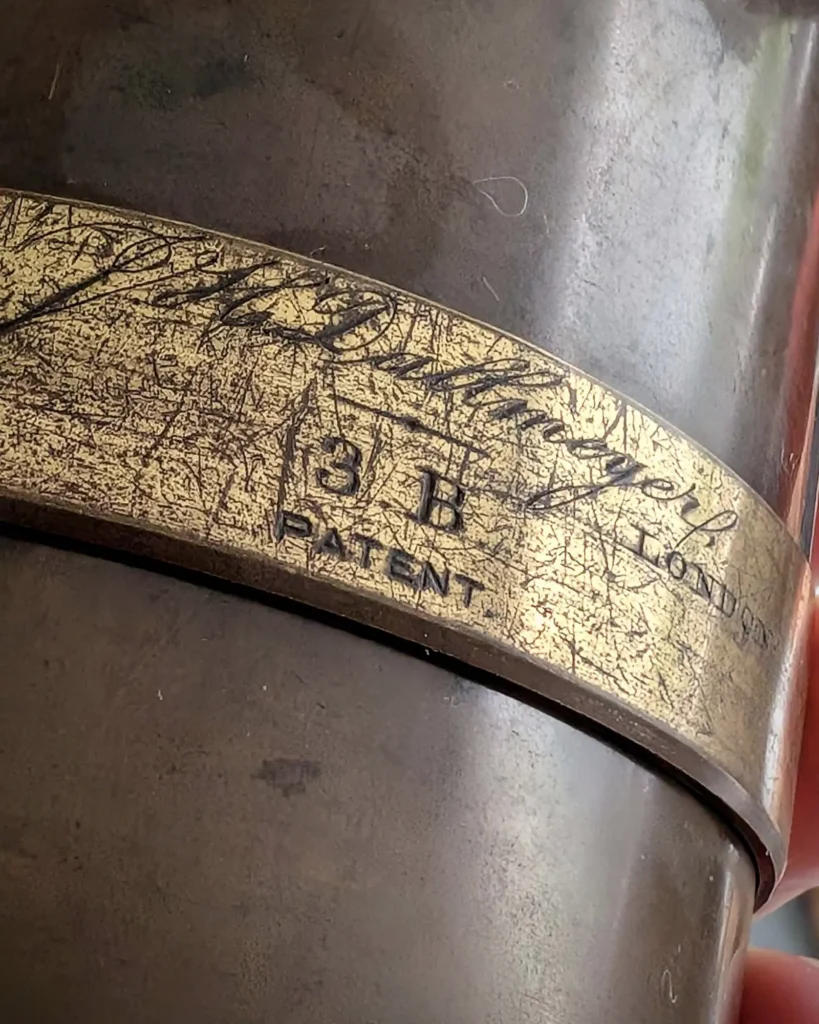 Detail signování - sériové číslo odpovídá roku 1883