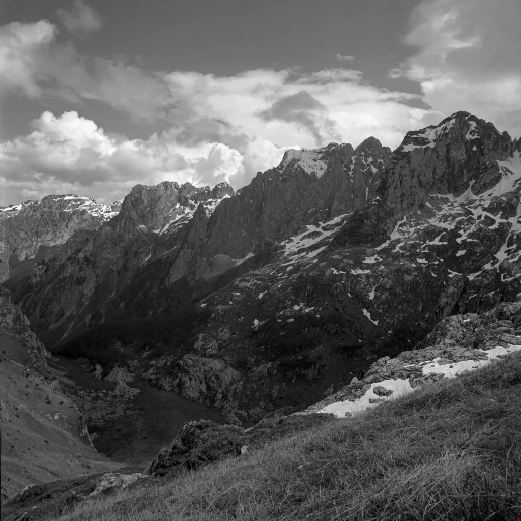 Skalní stěny Karanfili