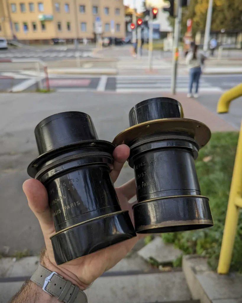 No.3 — obojí novější f4.5 Hermagis verze v černěné mosazi
